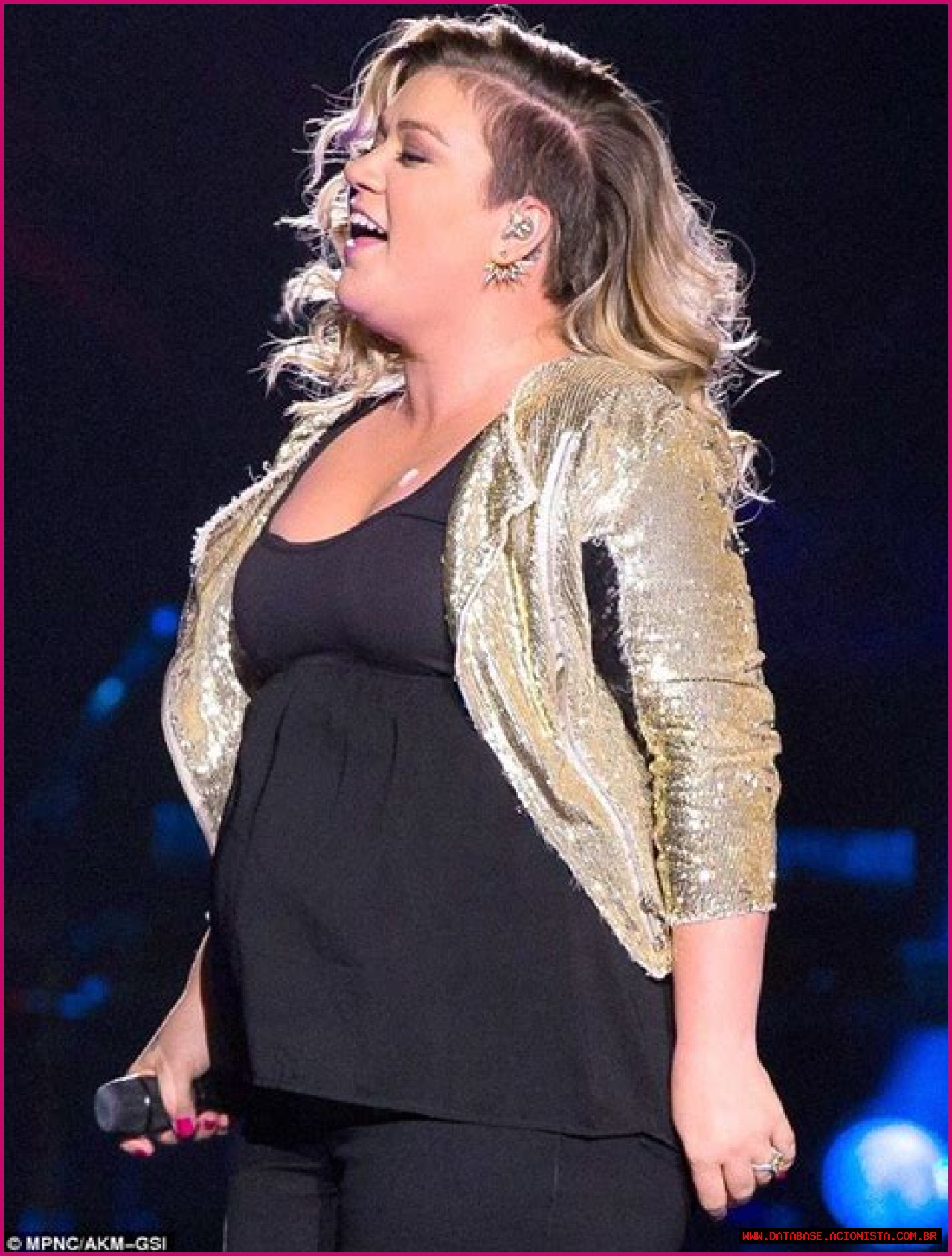 Kelly Clarkson Announces She's Pregnant During Los Angeles Concert