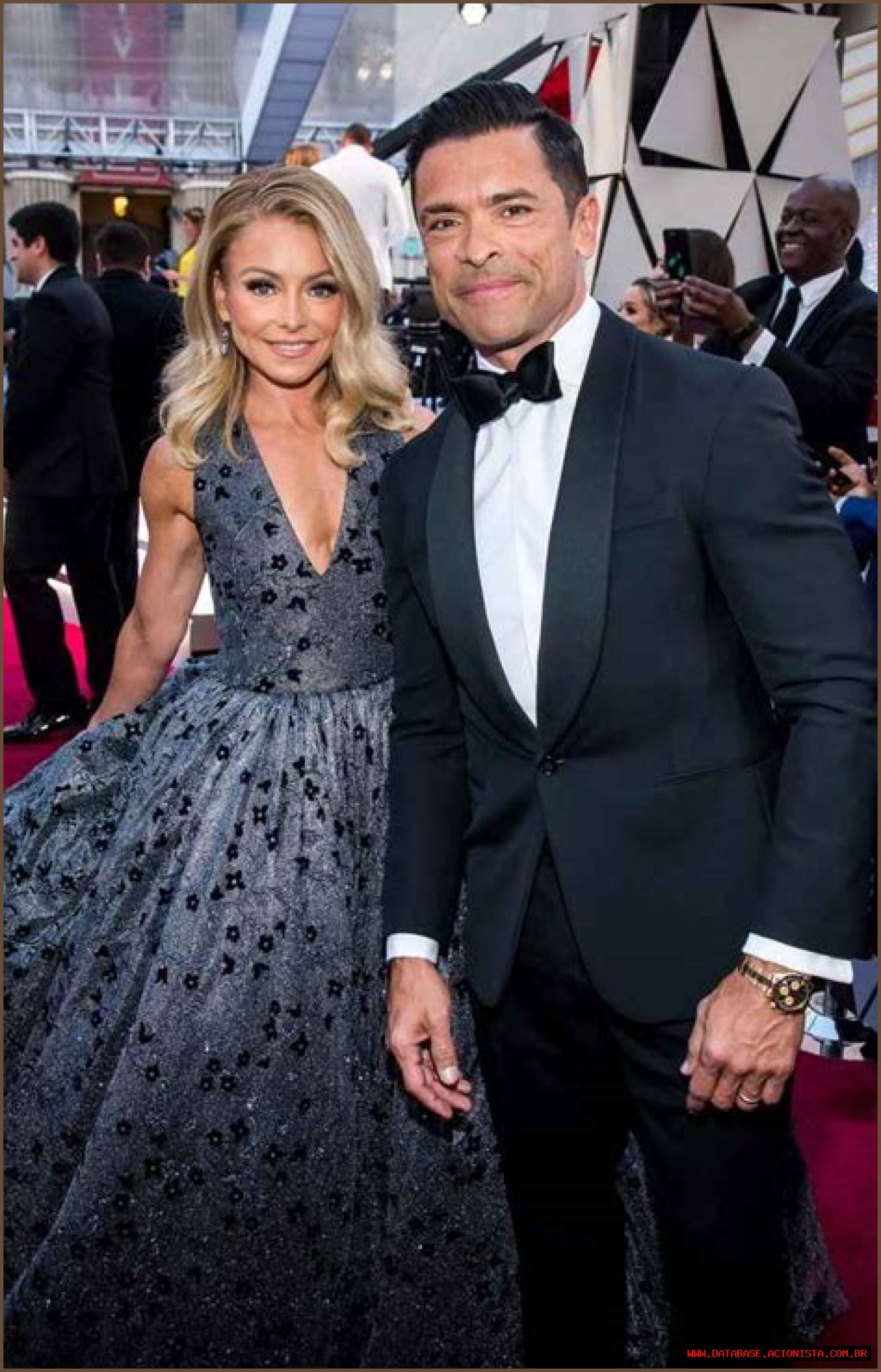 Kelly Ripa Is 'So Grateful' Mark Consuelos Took a Topless Photo of Her