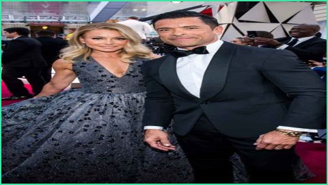 Kelly Ripa Is 'So Grateful' Mark Consuelos Took a Topless Photo of Her